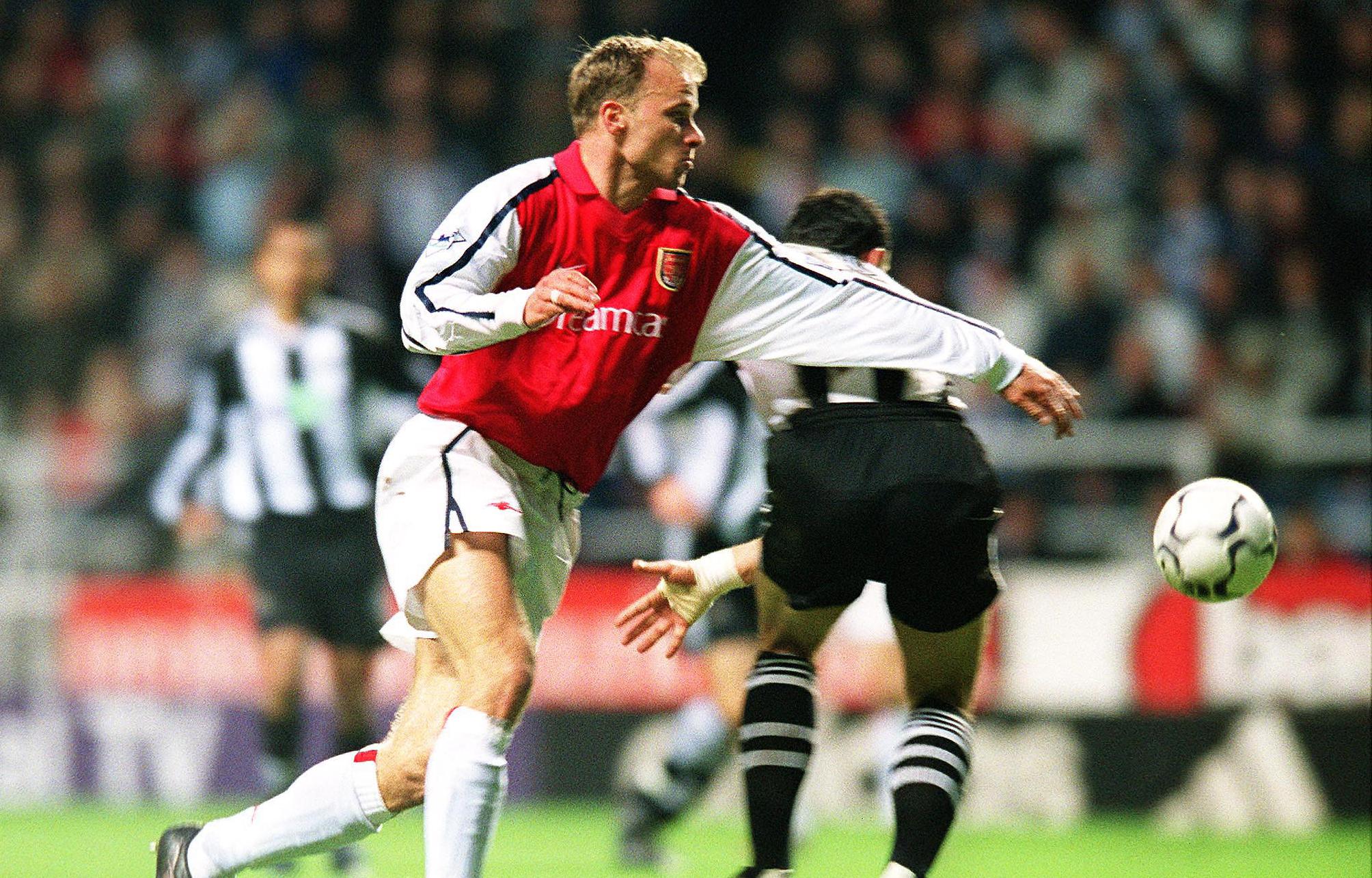 Dennis Bergkamp – Arsenal và Newcastle United (2002) - Top bàn thắng đẹp nhất Ngoại hạng Anh