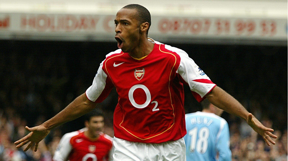 Thierry Henry – Arsenal và Manchester United (2000) - Top bàn thắng đẹp nhất Ngoại hạng Anh